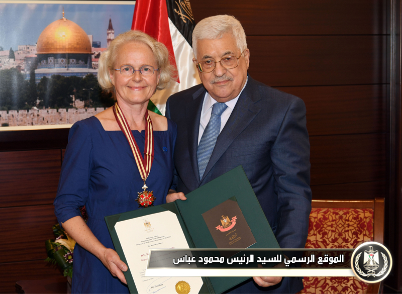 السيد الرئيس يمنح ممثلة فنلندا نجمة 
القدس من وسام القدس