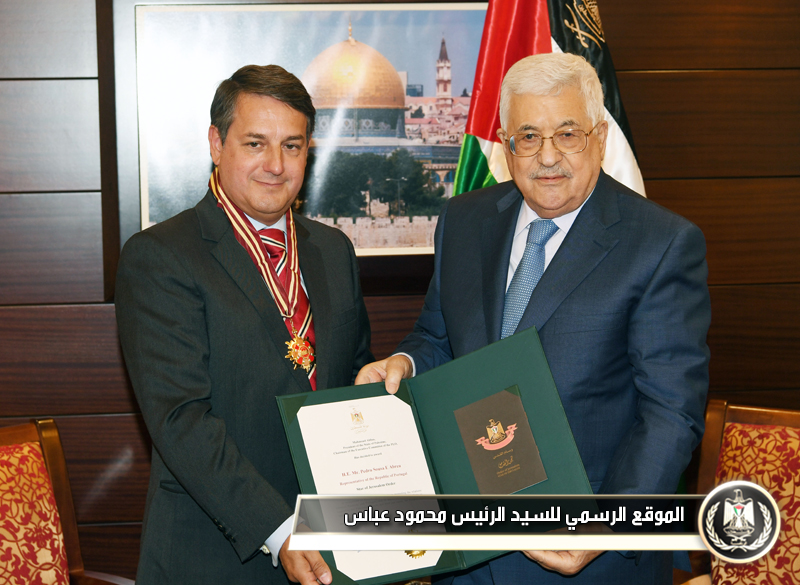 السيد الرئيس يمنح ممثل البرتغال نجمة 
القدس من وسام القدس