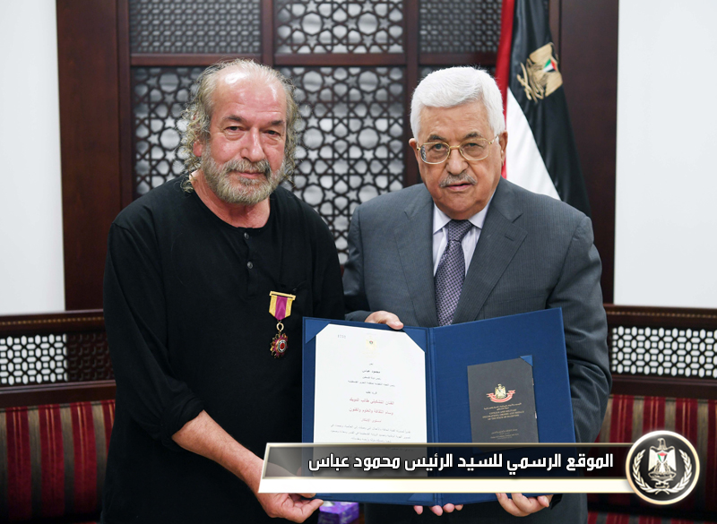 السيد الرئيس يقلد الفنان التشكيلي طالب 
الدويك وسام الثقافة والعلوم 
والفنون