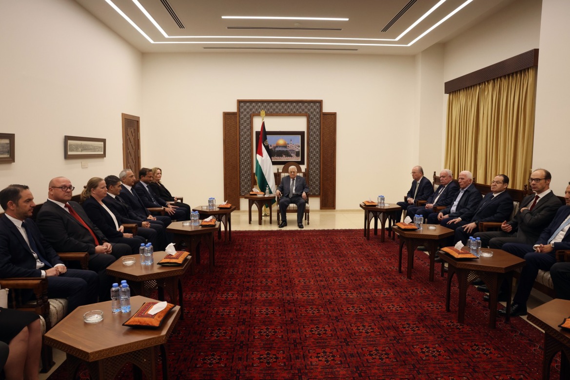 الرئيس يتقبل واجب العزاء من أعضاء السلك الدبلوماسي العربي والأجنبي المعتمدين لدى دولة فلسطين بوفاة ابن شقيقه