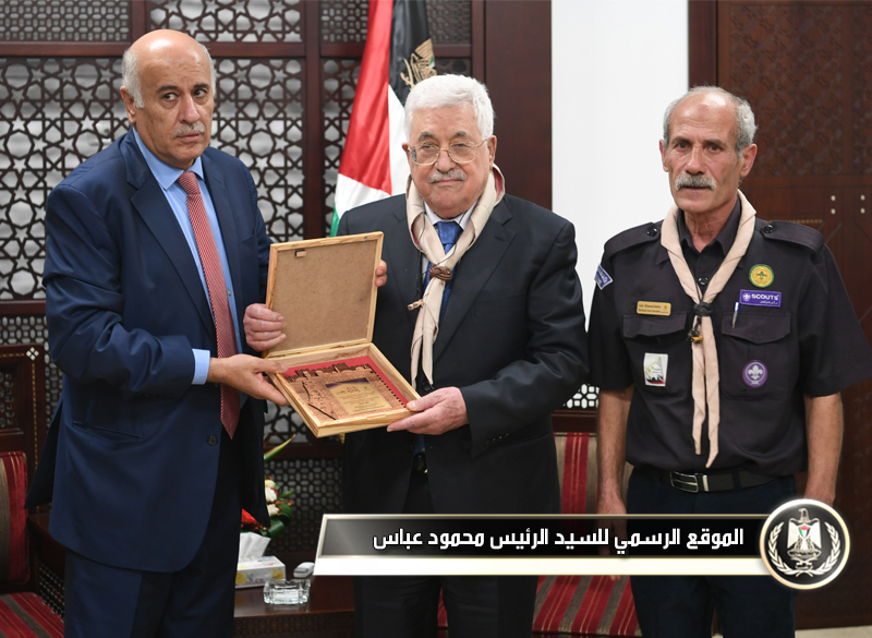 جمعية الكشافة الفلسطينية تقلد 
السيد الرئيس وسام الغاب" الشارة 
الخشبية"