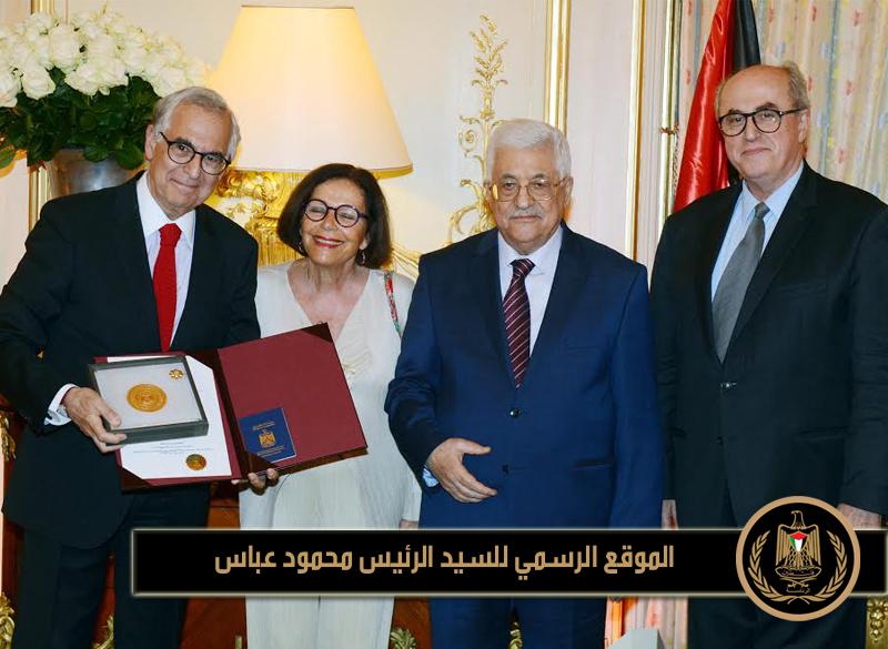 منح رئيس دولة فلسطين محمود 
عباس، في حفل كبير، أقيم في مقر إقامة سيادته في العاصمة الفرنسية باريس، مساء 
اليوم السبت، رئيس السيمفونية الفرنسية الموسيقار والكاتب، ميتين أربيني مواطنة 
الشرف الفلسطينية، تقديرا لدوره في دعم شعبنا في مجال التدريب الموسيقي ومساعدة 
المعاهد الموسيقية في فلسطين.