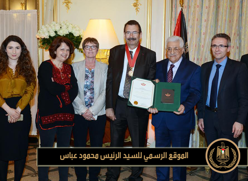 قلد رئيس دولة فلسطين محمود 
عباس، في حفل كبير، أقيم في مقر إقامة سيادته في العاصمة الفرنسية باريس، مساء 
اليوم السبت، رئيس جمعية الصداقة الفرنسية الفلسطينية في مجلس الشيوخ الفرنسي بلير 
روجيه، وسام الاستحقاق والتميز الذهبي، تقديرا لدوره في تعزيز العلاقات الفلسطينية 
الفرنسية.