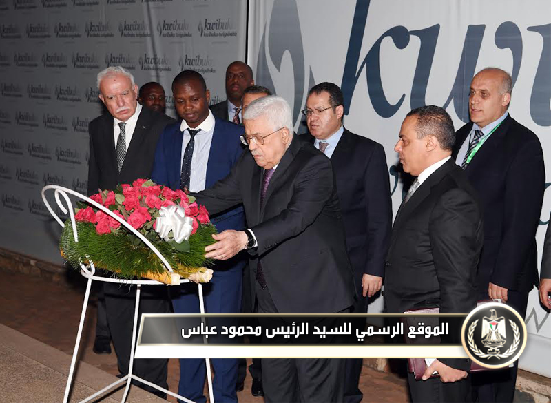 وصل رئيس دولة فلسطين محمود 
عباس، مساء اليوم السبت، إلى العاصمة الرواندية كيغالي، للمشاركة في القمة 
الإفريقية التي تعقد يوم غد الأحد، حيث سيلقي سيادته كلمة هامة في الجلسة 
الافتتاحية للقمة.