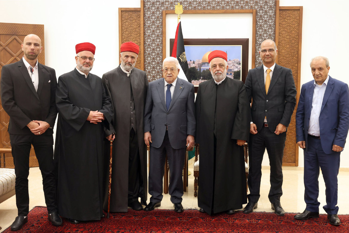 وفد من الطائفة السامرية يقدم واجب العزاء للرئيس بوفاة ابن شقيقه