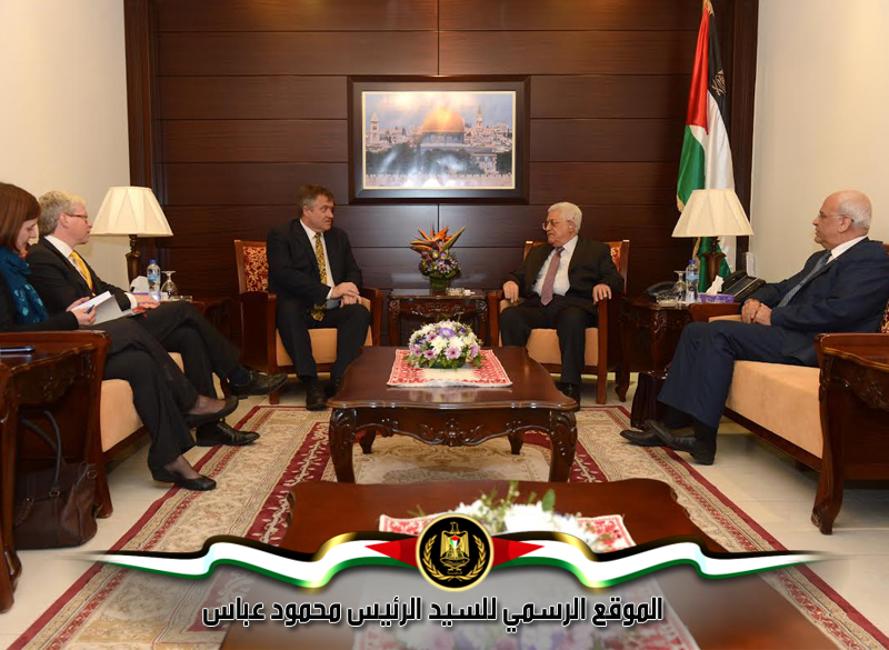 استقبل رئيس دولة فلسطين 
محمود عباس، اليوم الخميس، بمقر الرئاسة في مدينة رام الله، القنصل البريطاني العام 
في مدينة القدس الستر ماكفيل