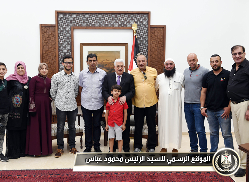 السيد الرئيس يستقبل الطفل كريم جمهور 
وعائلته