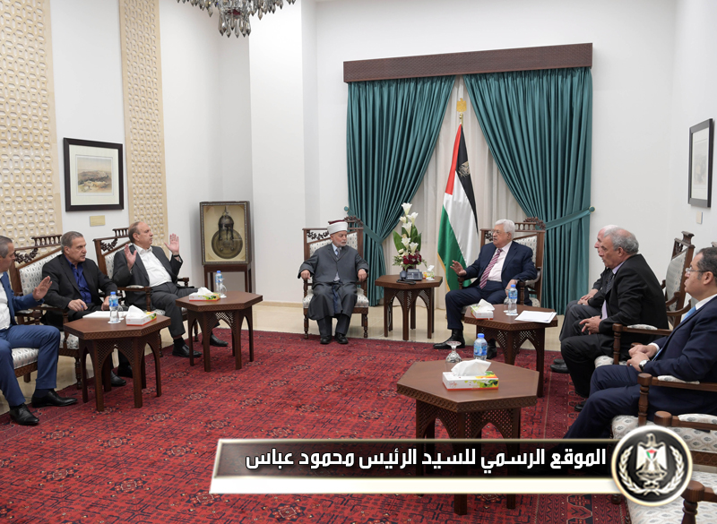 السيد الرئيس خلال ترؤسه اجتماعا عاجلا 
لمتابعة الأحداث الجارية في 
المسجد