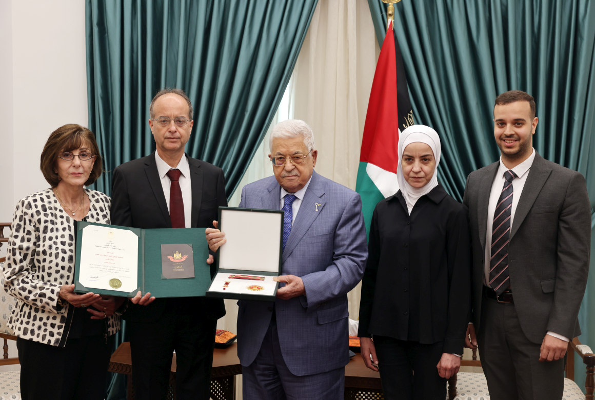 الرئيس يمنح المناضل الوطني الراحل سعيد كنعان نجمة القدس من وسام القدس