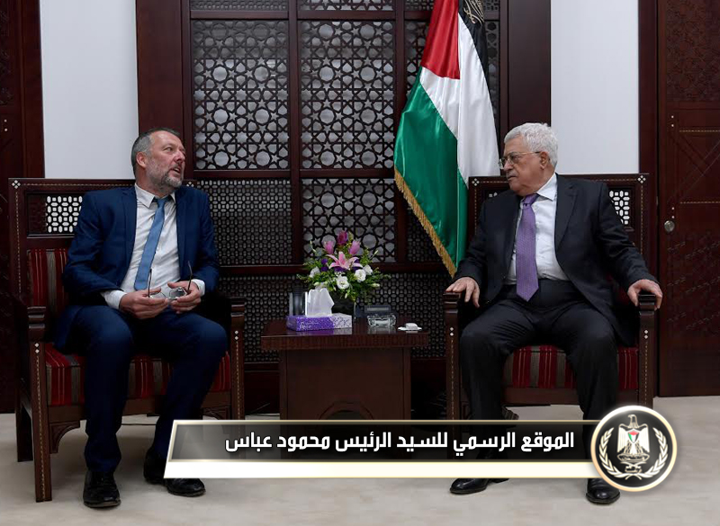 وقع رئيس دولة فلسطين محمود 
عباس، اليوم الثلاثاء، على إعلان دعم حرية الإعلام في العالم العربي، قرر اعتبار 
الأول من آب، يوماً لحرية الرأي والتعبير في فلسطين