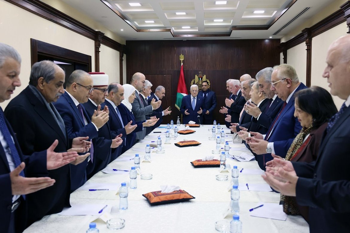 الرئيس يستقبل رئيس الوزراء ووزراء حكومة تسيير الأعمال ويشيد بإنجازاتهم