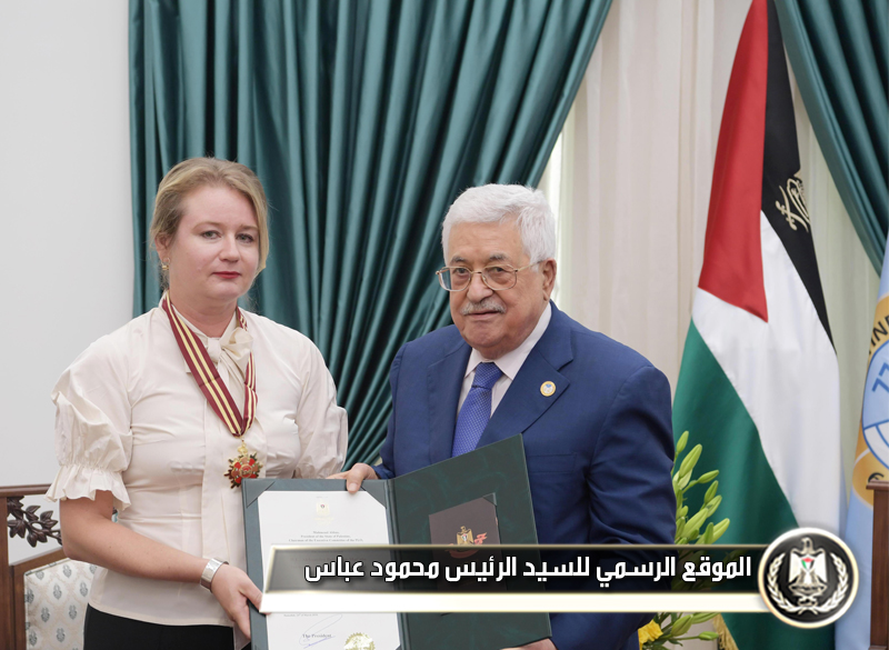الرئيس يقلد سفيرة بولندا 
"نجمة القدس" من وسام القدس