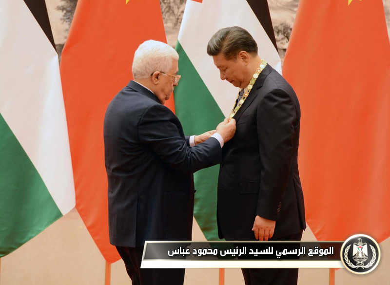 السيد الرئيس يقلد نظيره الصيني القلادة 
الكبرى لدولة فلسطين