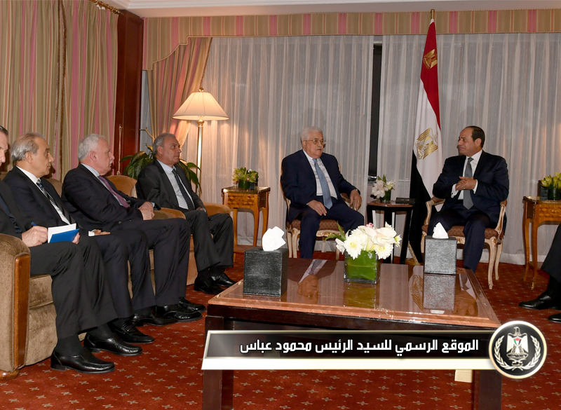 السيد الرئيس يجتمع مع نظيره 
المصري