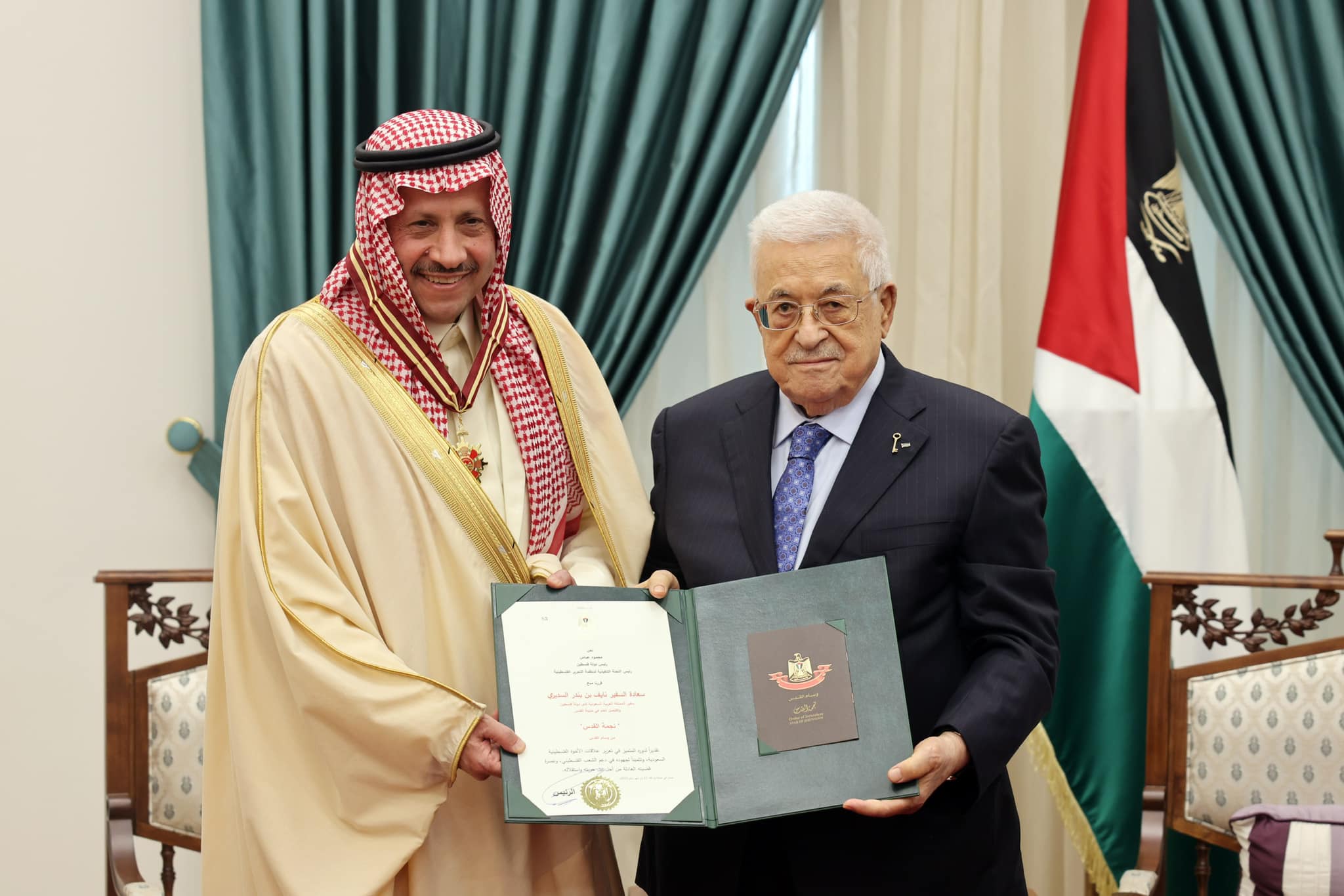 الرئيس يقلد سفير السعودية لدى فلسطين قنصلها العام في القدس نجمة القدس من وسام القدس