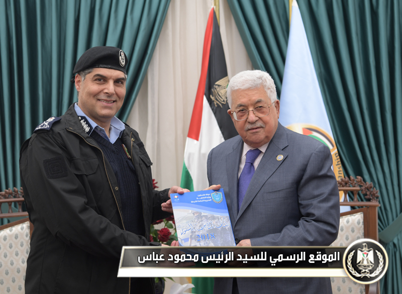 الرئيس عباس يتسلم التقرير 
السنوي للشرطة الفلسطينية