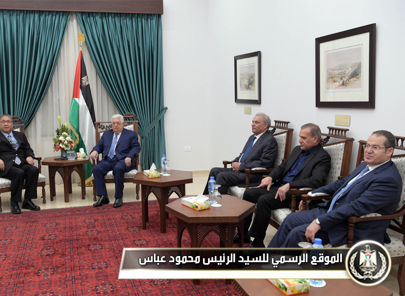 الرئيس عباس يستقبل المبعوث الصيني 
لعملية السلام