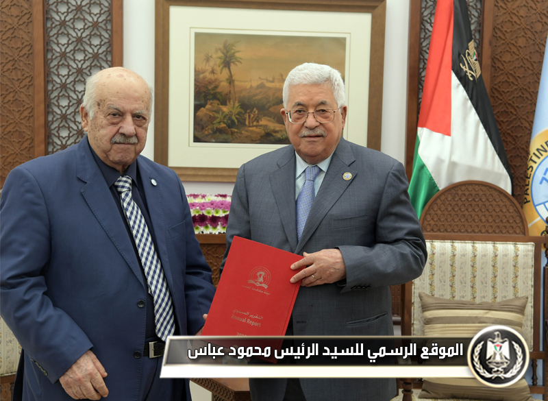 الرئيس عباس يتسلم التقرير 
السنوي لهيئةمكافحة الفساد: الجميع سواسية تحت مظلة 
القانون