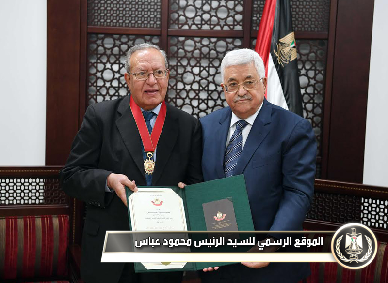 السيد الرئيس يقلد المناضل عبد الله عبد 
الله وسام الاستحقاق والتميز 
الذهبي