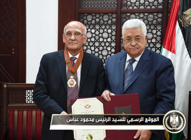 السيد الرئيس يقلد العالم الفلسطيني 
البروفيسور منير نايفة نجمة الاستحقاق لدولة 
فلسطين