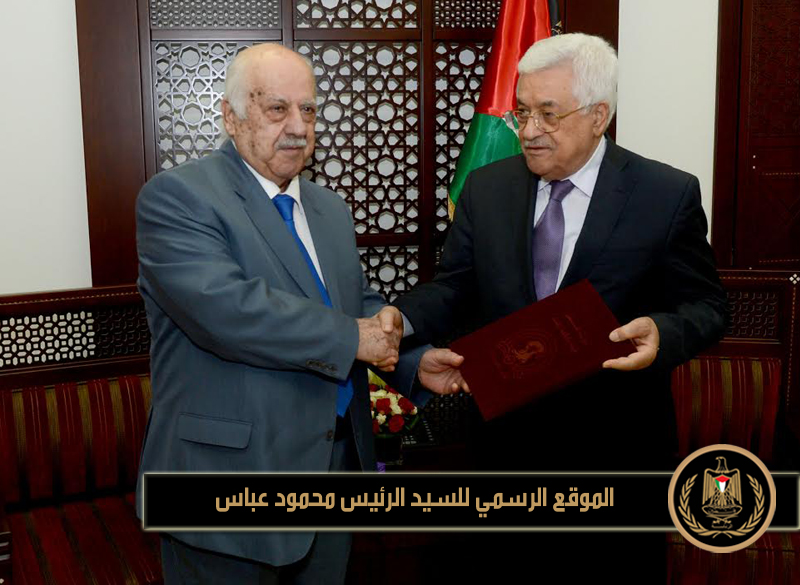 تسلم رئيس دولة فلسطين محمود 
عباس، ظهر اليوم الجمعة، بمقر الرئاسة في مدينة رام الله، التقرير السنوي لهيئة 
مكافحة الفساد للعام 2015