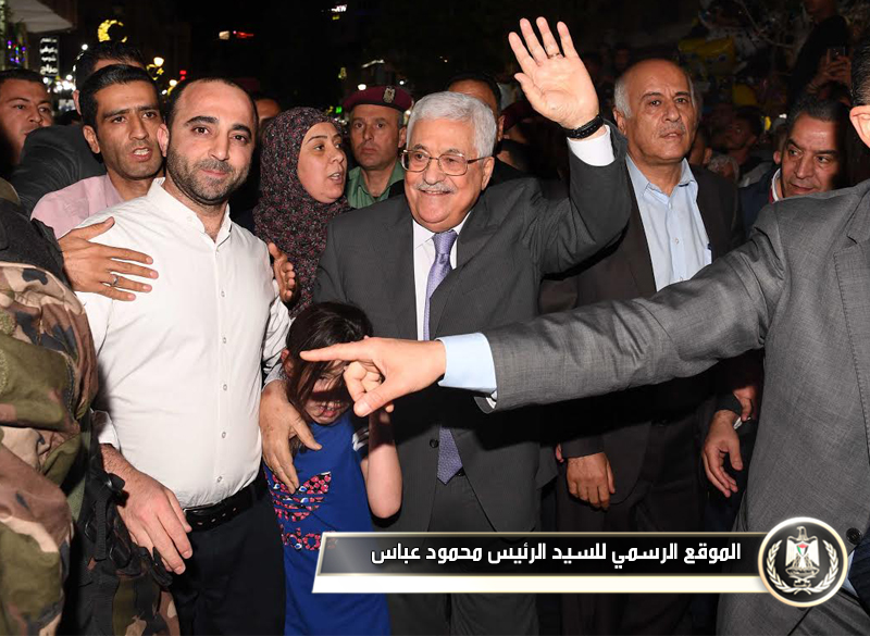 السيد الرئيس يتفقد الأسواق 
ويلتقي المواطنين في رام 
الله