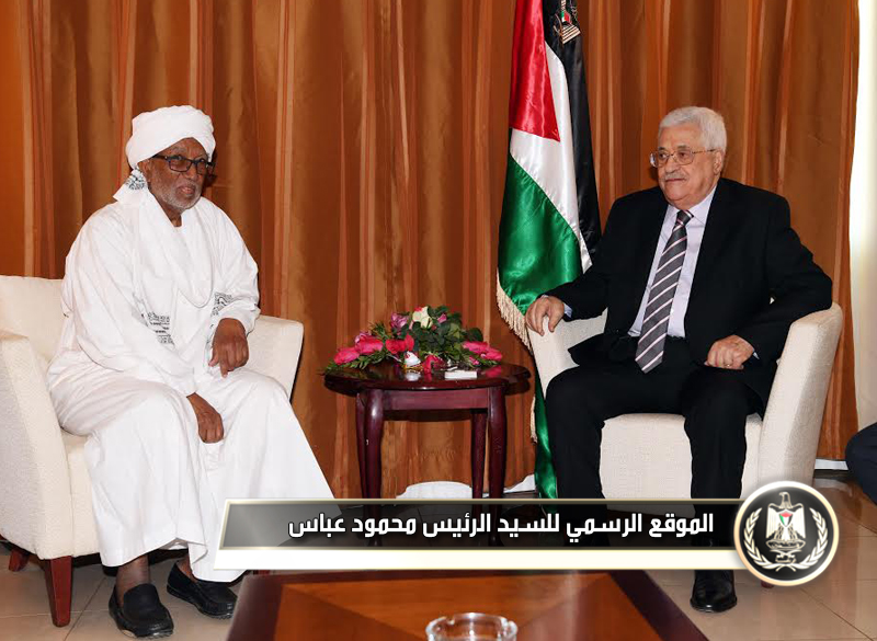 التقى رئيس دولة فلسطين 
محمود عباس، اليوم الأربعاء، في مقر اقامته في العاصمة السودانية الخرطوم، رئيس 
المجلس الوطني السوداني البروفسور ابراهيم أحمد عمر.