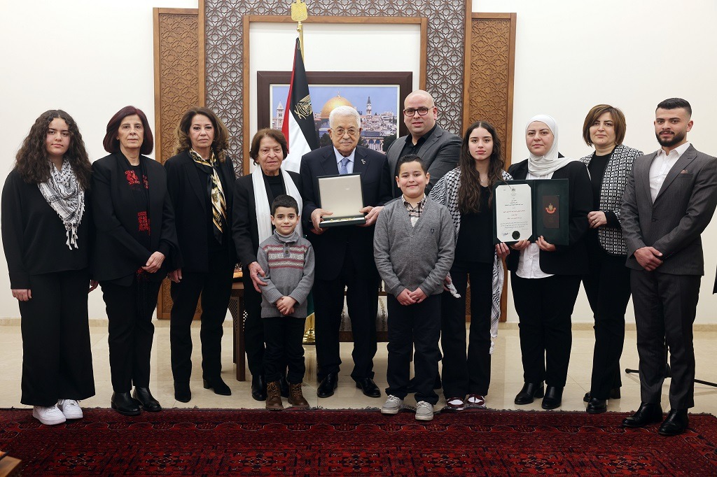الرئيس يمنح المناضل الراحل عبد الإله الأتيرة نجمة يبوس