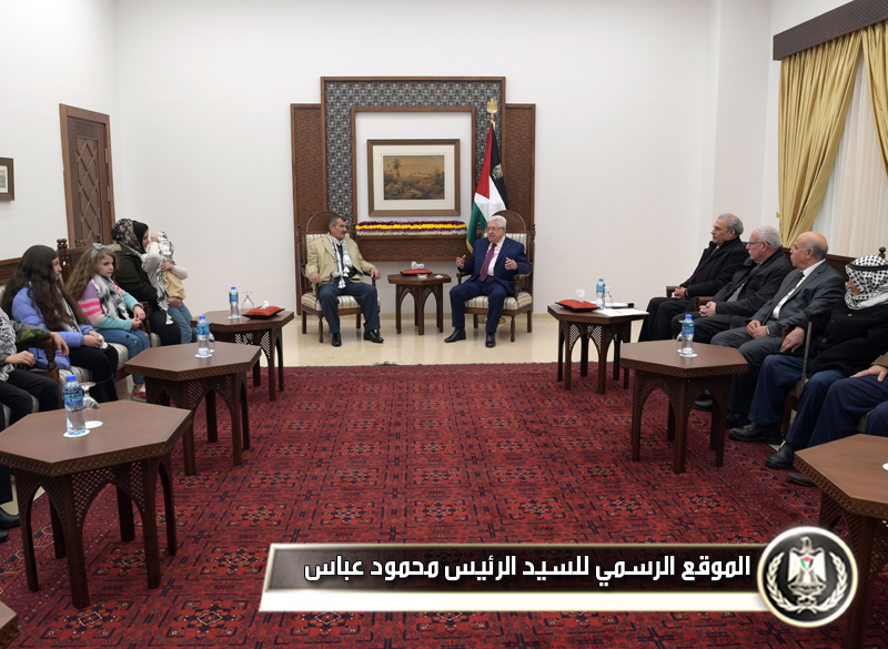 الرئيس عباس يستقبل عائلة 
الفقيد المناضل كفاح العويوي