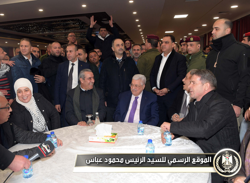 الرئيس عباس يتفقد مركز 
الاقتراع لانتخابات لجنة اقليم حركة فتح في محافظة رام الله 
والبيرة