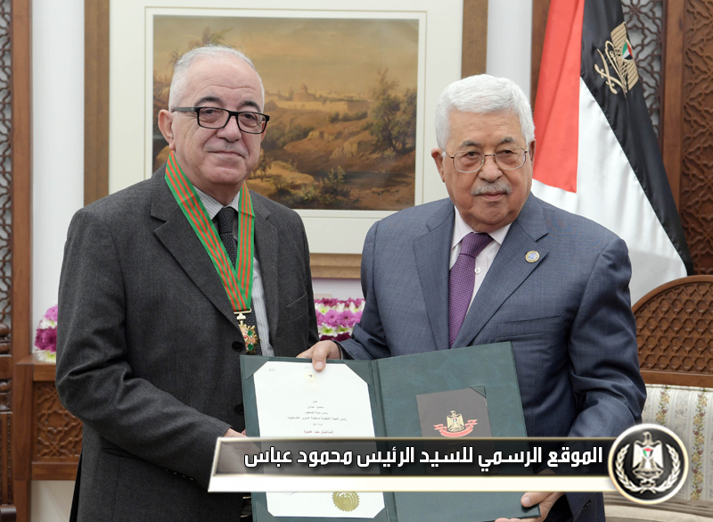  الرئيس يقلد حنا عميرة 
النجمة الكبرى من وسام القدس