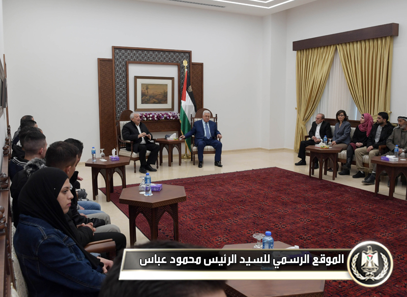 الرئيس يستقبل عددا من الأسرى 
المحررين