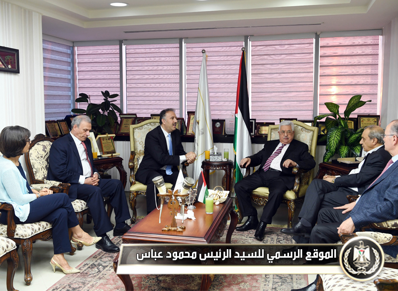 السيد الرئيس يتفقد مقر الهيئة العامة 
للإذاعة والتلفزيون برام 
الله