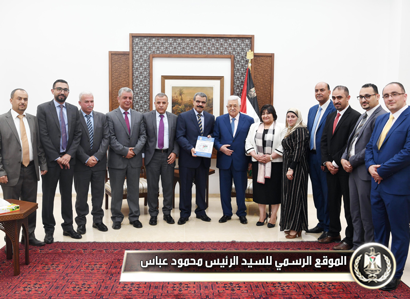 السيد الرئيس يتسلم التقرير السنوي 
لديوان الرقابة المالية 
والإدارية