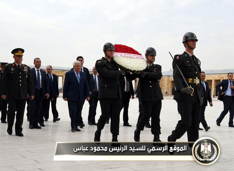 السيد الرئيس يضع اكليل زهور على ضريح 
مصطفى أتاتورك.