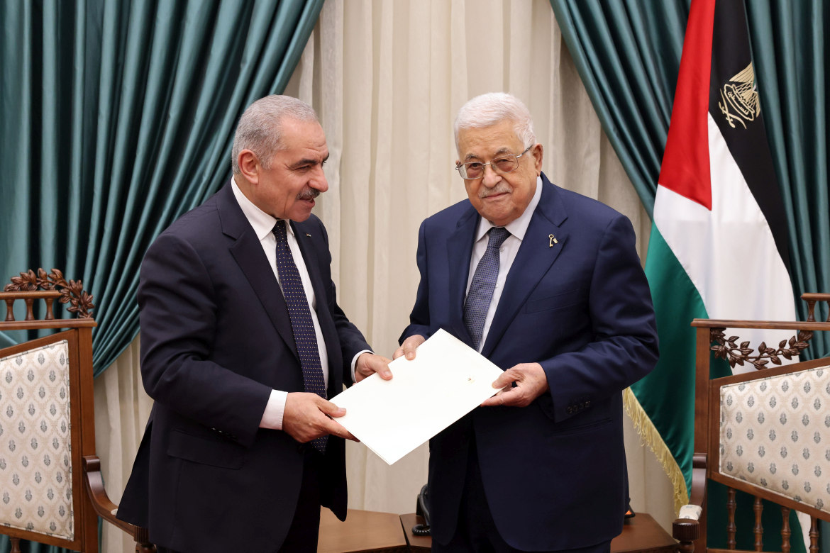 استقبل رئيس دولة فلسطين محمود عباس، اليوم الإثنين، رئيس مجلس الوزراء الدكتور محمد اشتية، حيث قدم استقالة الحكومة.