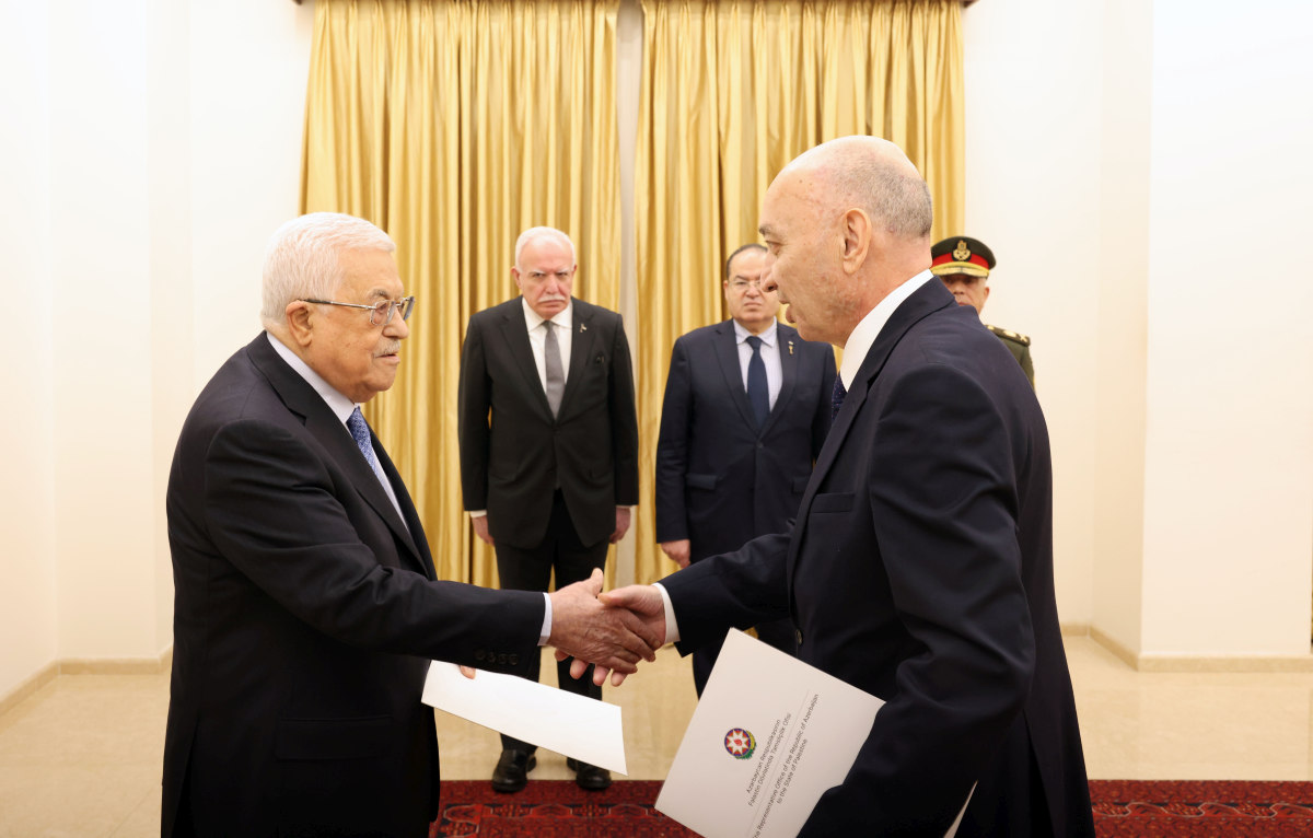 تقبل رئيس دولة فلسطين محمود عباس، ظهر اليوم السبت، أوراق اعتماد رئيس مكتب تمثيل جمهورية أذربيجان لدى فلسطين، السفير الهام أنور أوغلو نظرلي.