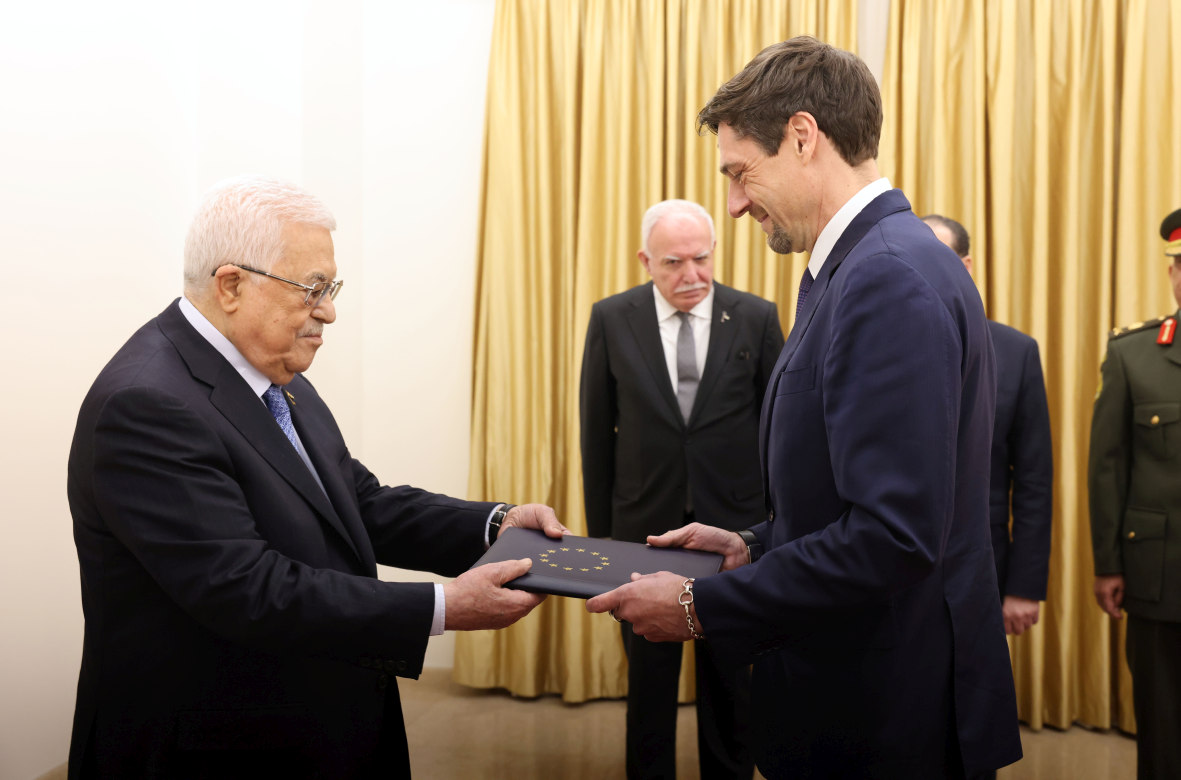 تقبل رئيس دولة فلسطين محمود عباس، ظهر اليوم السبت، أوراق اعتماد رئيس مكتب تمثيل الاتحــاد الأوروبي لدى دولة فلسطين اليكساندر شتوتسمان.