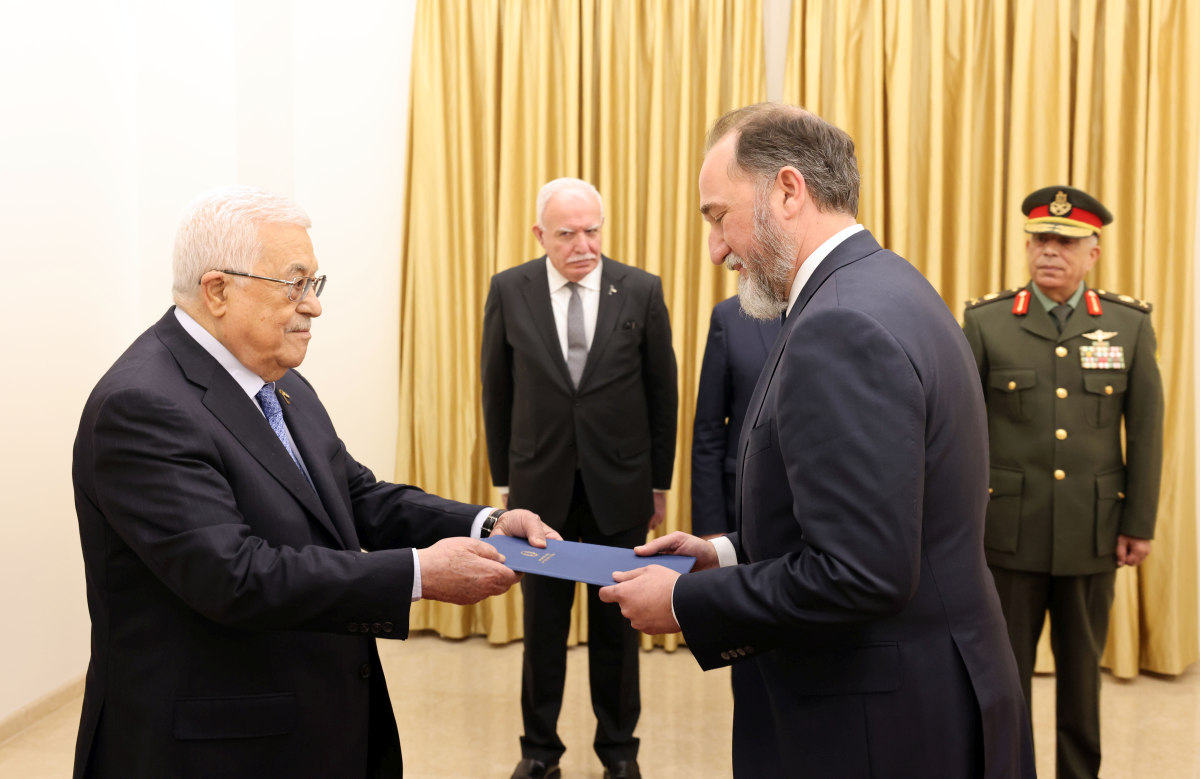 تقبل رئيس دولة فلسطين محمود عباس، ظهر اليوم السبت، أوراق اعتماد القنصل العام للجمهورية الهيلينية (اليونان) في القدس، ديميتريوس انجيلوسوبولوس.