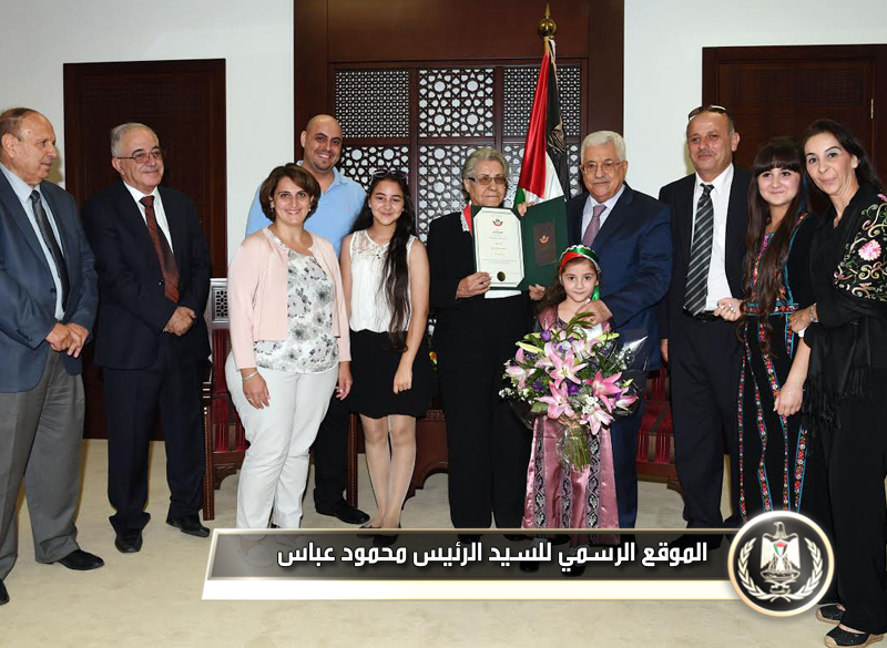 السيد الرئيس يقلّد ماهرة الدجاني وسام 
الاستحقاق والتميز