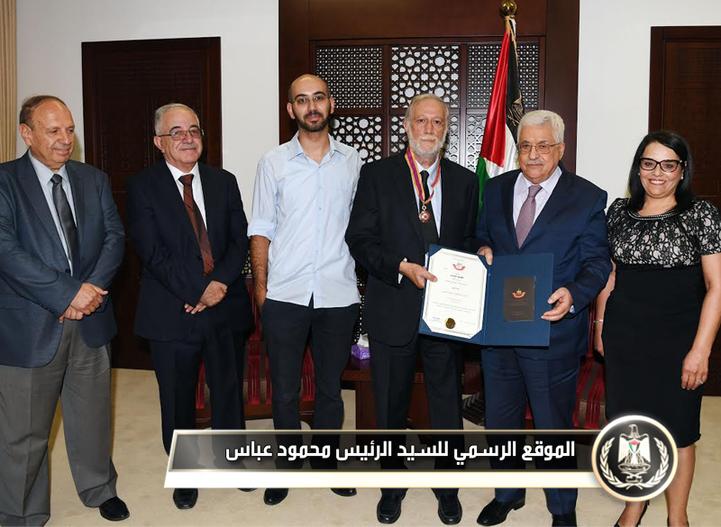 السيد الرئيس يقلّد الفنان 
التشكيلي سليمان منصور وسام الثقافة والعلوم والفنون