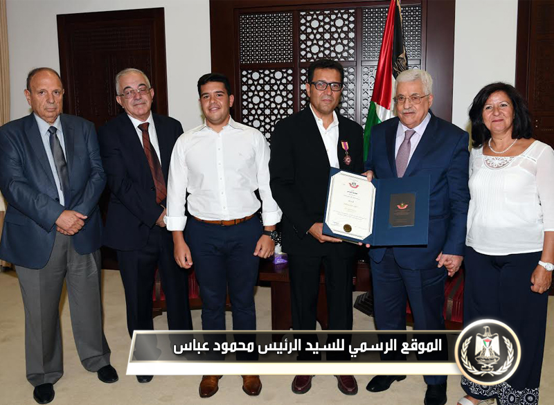 السيد 
الرئيس يقلد الفنان جاك برسكيان وسام الثقافة والعلوم 
والفنون