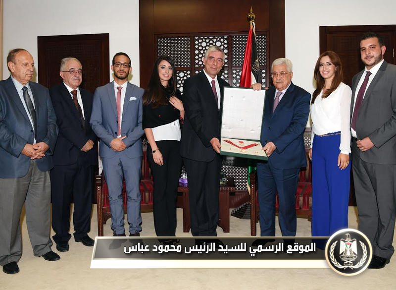 السيد الرئيس يمنح المهندس إبراهيم 
الدقاقوسام الاستحقاق 
والتميز.
