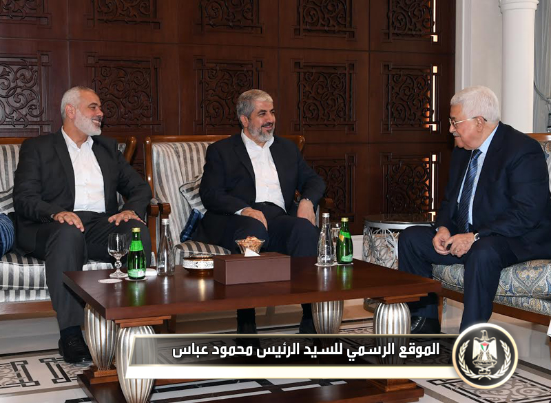 السيد الرئيس أثناء لقاء خالد مشعل و 
اسماعيل هنية.