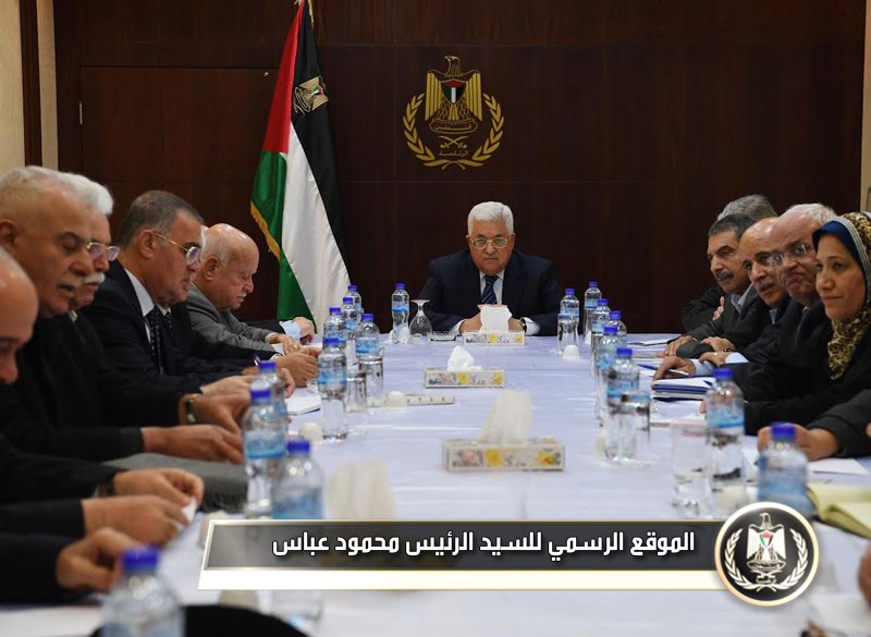 السيد الرئيس أثناء اجتماع اللجنة المركزية لحركة فتح.عقدت 
اللجنة المركزية لحركة "فتح"، اجتماعا لها مساء اليوم الاثنين، بمقر الرئاسة في 
مدينة رام الله، برئاسة رئيس دولة فلسطين محمود عباس، وذلك عشية انعقاد المؤتمر 
السابع للحركة في مدينة رام الله يوم غد الثلاثاء.