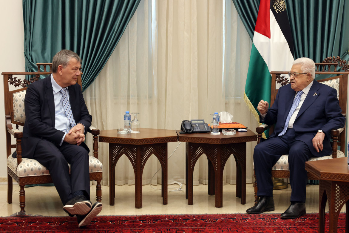 استقبل رئيس دولة فلسطين محمود عباس، بمقر الرئاسة في مدينة رام الله، اليوم الأربعاء، المفوض العام لوكالة غوث وتشغيل اللاجئين الفلسطينيين "الأونروا" فيليب لازاريني.