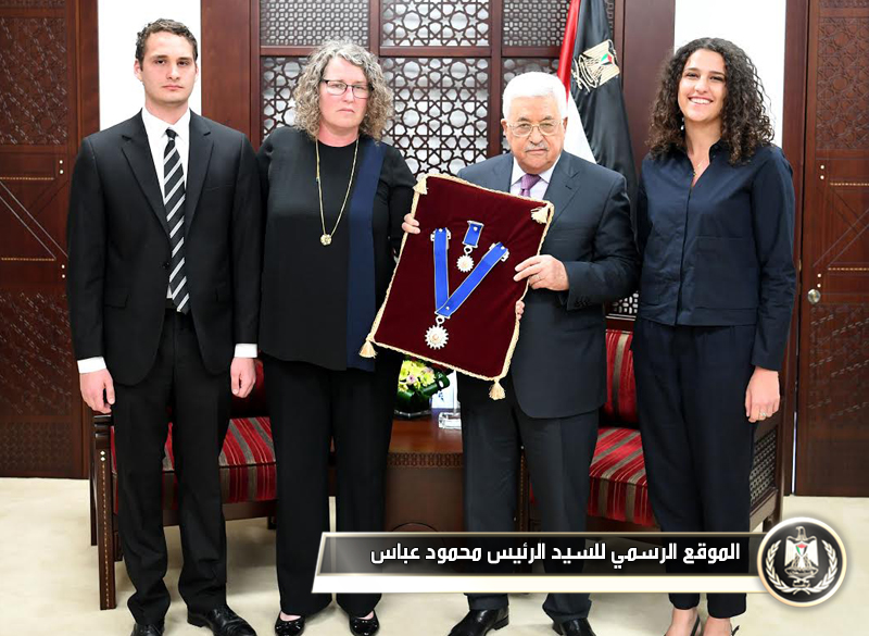 السيد الرئيس يمنح السفير الراحل 
عزميالدقة وسام الاستحقاق والتميز 
"الفضي"