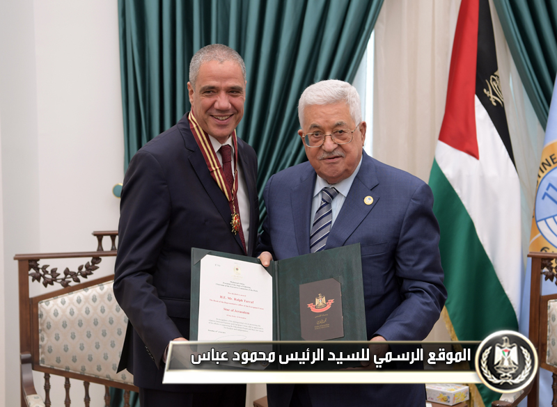 الرئيس عباس يقلد رئيس مكتب 
تمثيل الاتحاد الأوروبي "نجمة القدس" من وسام القدس