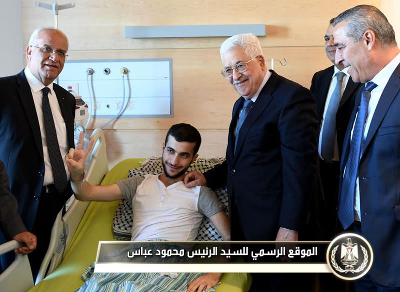 السيد الرئيس أثناء زيارة الأسير المحرر 
مالك القاضي في المستشفى الاستشاري في رام 
الله.
