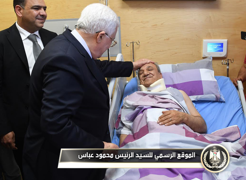 السيد الرئيس أثناء زيارة اللواء ماجد فرج 
في المستشفى.